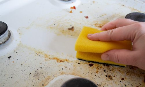 Nettoyer une hotte de cuisine très grasse avec cette astuce simple