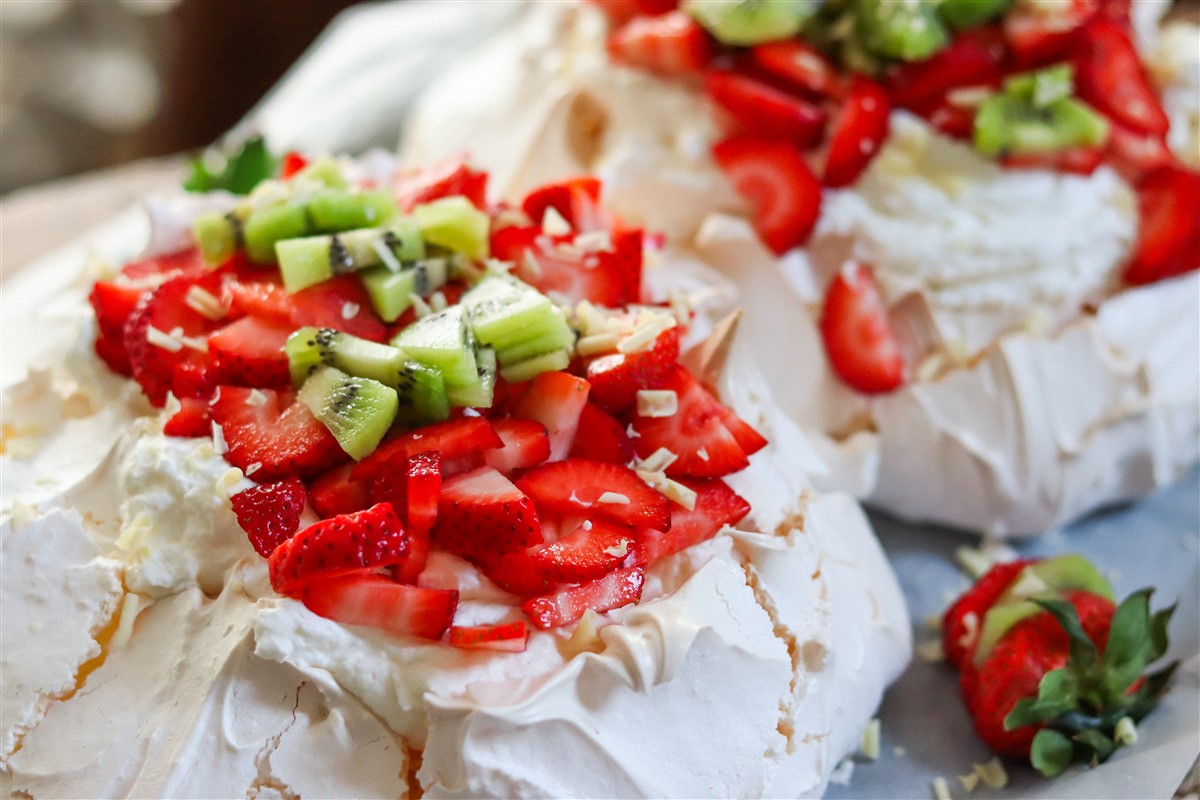 Pavlova spécial avec un assortiment de fruits rouges