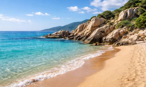Découvrir la plage de Tiuccia : sable fin et rochers majestueux