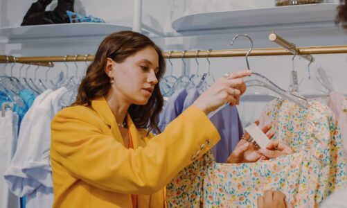 Comment enlever un antivol oublié sur un vêtement sans abîmer le tissu ?