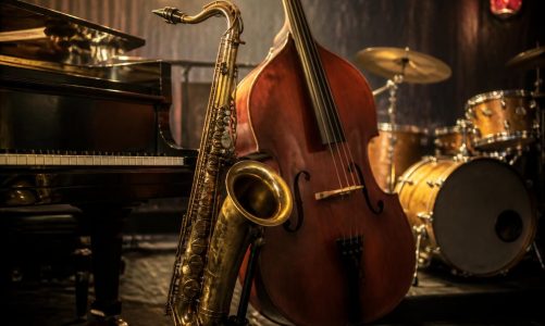 découvrez les instruments essentiels pour créer une ambiance jazz en fond réussie, parfaite pour vos soirées ou moments détente.