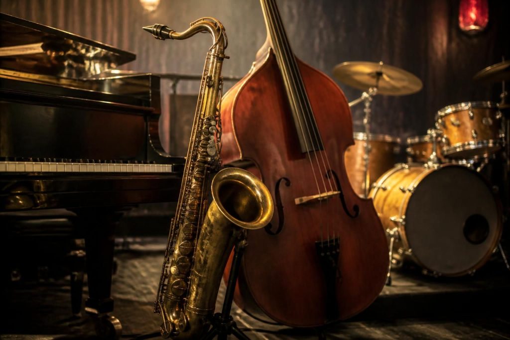 découvrez les instruments essentiels pour créer une ambiance jazz en fond réussie, parfaite pour vos soirées ou moments détente.