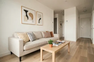 Salon moderne et épuré mis en valeur par le home staging pour vendre un bien immobilier rapidement