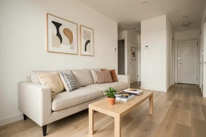 Salon moderne et épuré mis en valeur par le home staging pour vendre un bien immobilier rapidement